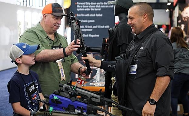 El desafío de la Asociación del Rifle incendia Texas