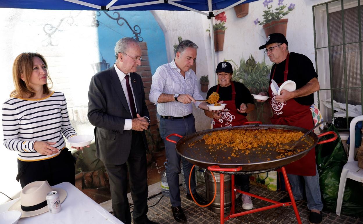 Bendodo sirve un plato de paella junto al alcalde, Patricia Navarro y los maestros paelleros. 