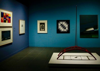 Imagen secundaria 1 - Arriba, fotos de Picasso realizadas por Juan Gyenes. Abajo a la izquierda, fondos de la colección con obras de Dámaso Ruano, Chillida y Barbadillo. A la derecha, cerámica de Picasso. 