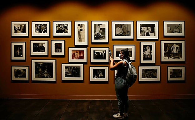Imagen principal - Arriba, fotos de Picasso realizadas por Juan Gyenes. Abajo a la izquierda, fondos de la colección con obras de Dámaso Ruano, Chillida y Barbadillo. A la derecha, cerámica de Picasso. 