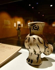 Imagen secundaria 2 - Arriba, fotos de Picasso realizadas por Juan Gyenes. Abajo a la izquierda, fondos de la colección con obras de Dámaso Ruano, Chillida y Barbadillo. A la derecha, cerámica de Picasso. 