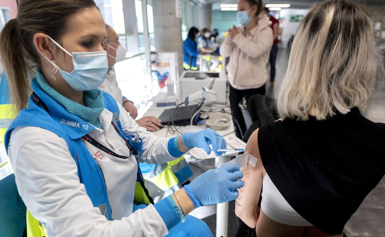 Efectos secundarios vacunas covid: Linfadenopatía y pirexia, entre los efectos secundarios más frecuentes tras recibir las vacunas contra el Covid