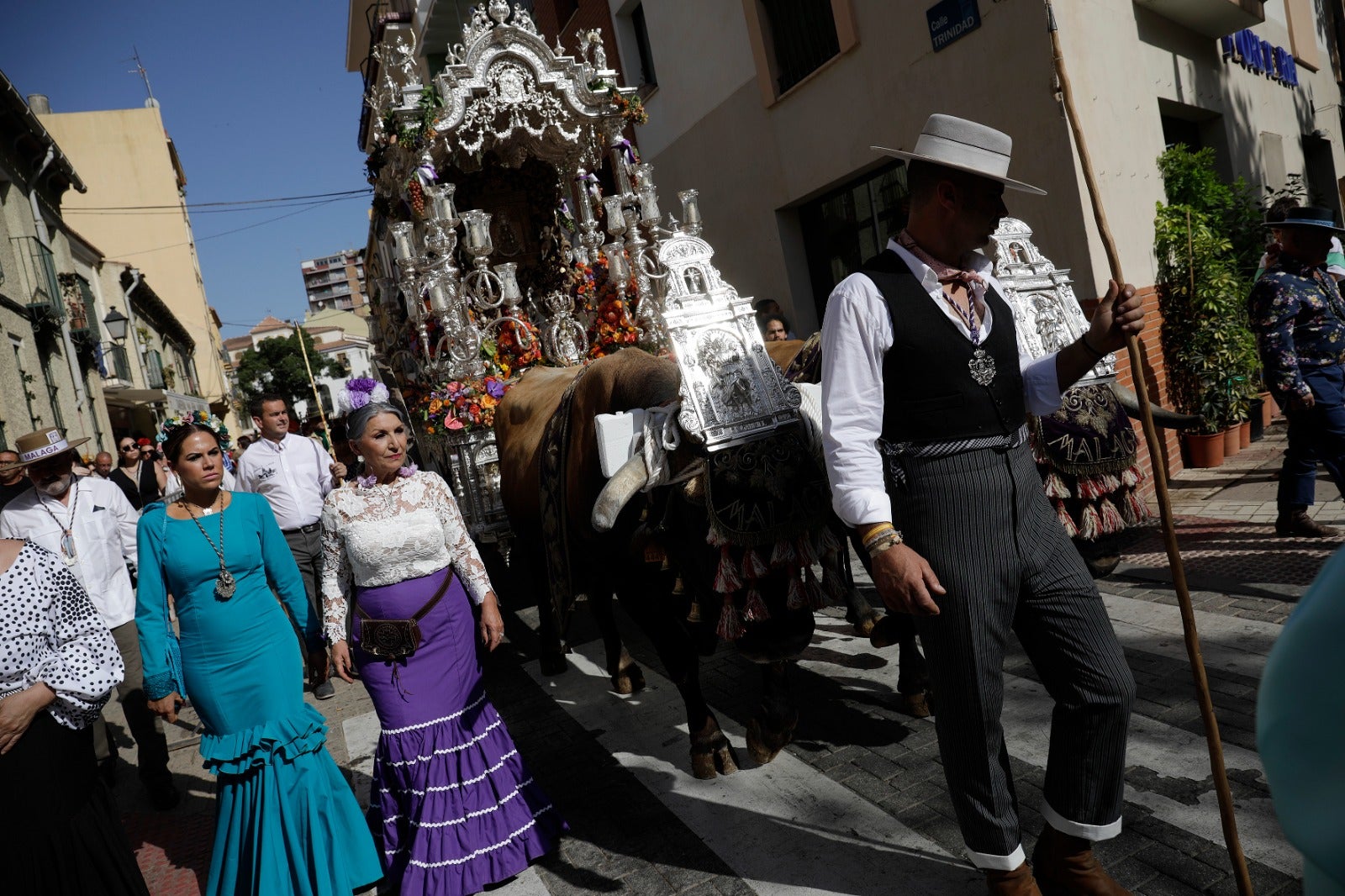 Los romeros han emprendido la marcha hacia Huelva este sábado 28 de mayo tras la misa oficiada a las 8.00 horas en la parroquia de la Santísima Trinidad, templo donde se encuentra establecida la corporación desde 2019.