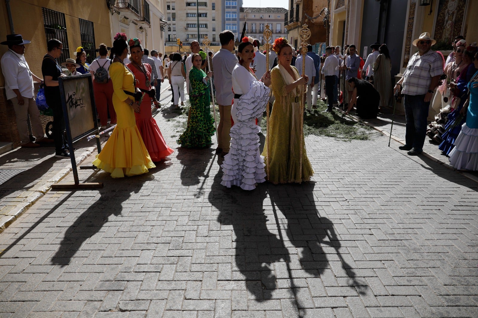 Los romeros han emprendido la marcha hacia Huelva este sábado 28 de mayo tras la misa oficiada a las 8.00 horas en la parroquia de la Santísima Trinidad, templo donde se encuentra establecida la corporación desde 2019.
