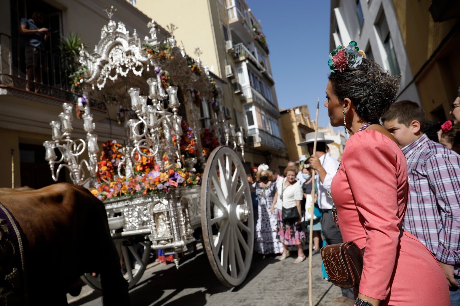 Los romeros han emprendido la marcha hacia Huelva este sábado 28 de mayo tras la misa oficiada a las 8.00 horas en la parroquia de la Santísima Trinidad, templo donde se encuentra establecida la corporación desde 2019.