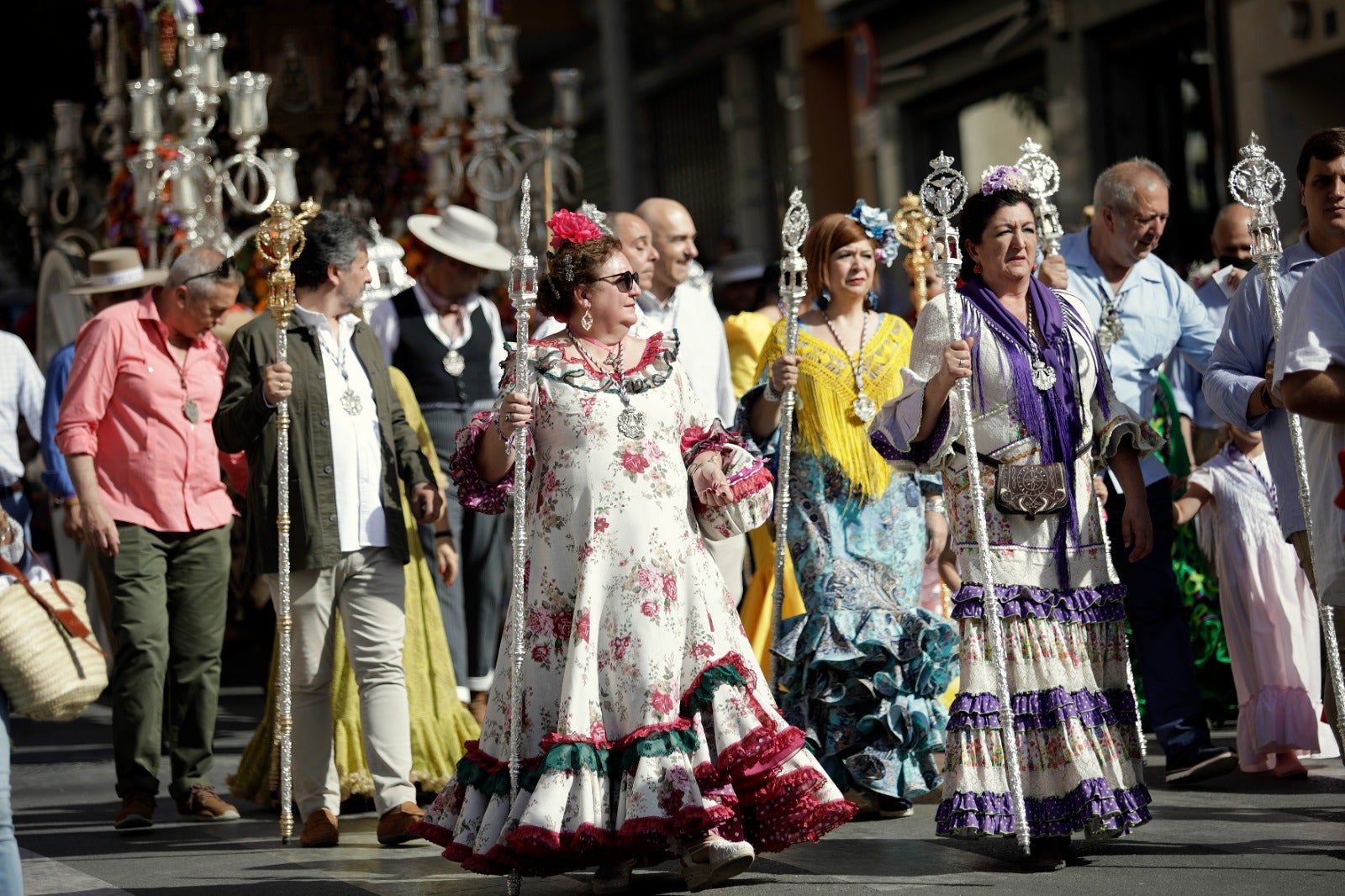 Los romeros han emprendido la marcha hacia Huelva este sábado 28 de mayo tras la misa oficiada a las 8.00 horas en la parroquia de la Santísima Trinidad, templo donde se encuentra establecida la corporación desde 2019.