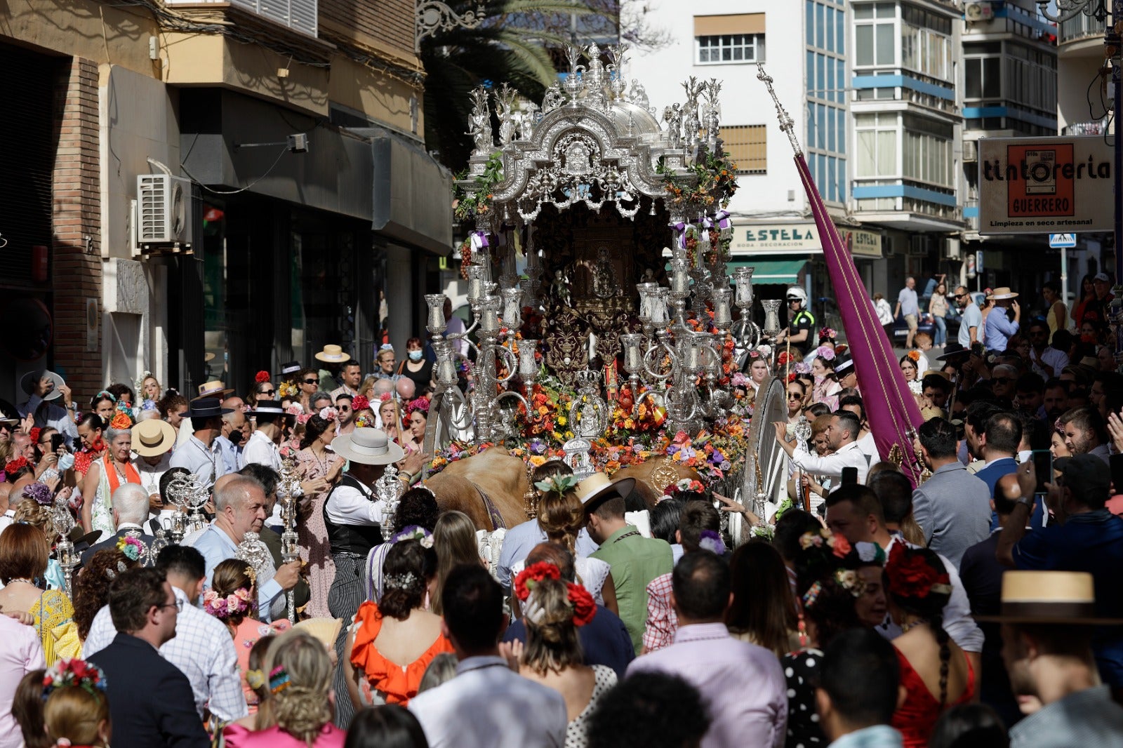 Los romeros han emprendido la marcha hacia Huelva este sábado 28 de mayo tras la misa oficiada a las 8.00 horas en la parroquia de la Santísima Trinidad, templo donde se encuentra establecida la corporación desde 2019.