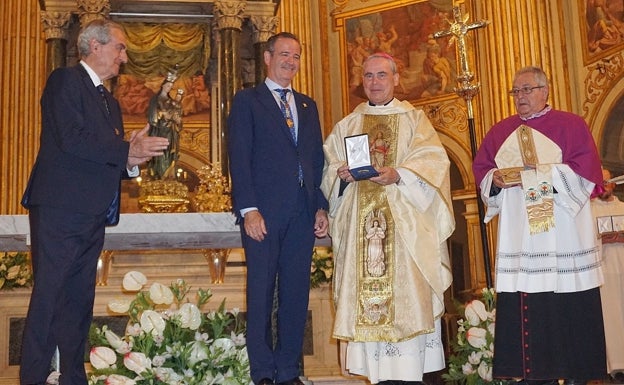 El obispo recibió la medalla del centenario de manos del presidente de la Agrupación, Pablo Atencia. 