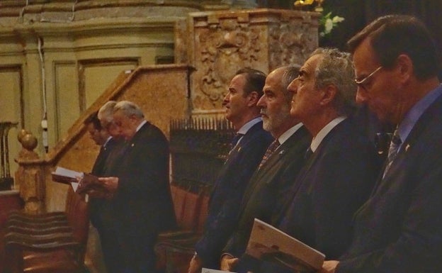 Atencia, en el centro de la imagen, y al fondo, los ex presidentes Fernández Verni, Toledo y Pastor. 