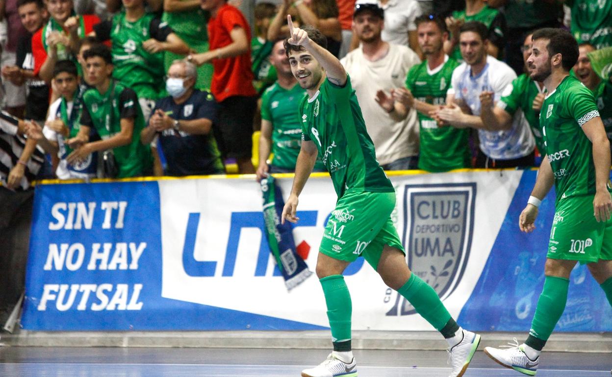 Davilillo celebra el 3-1 en el partido, en una espectacular acción. 