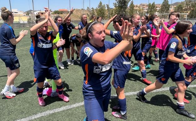 Jugadoras del equipo Infantil del Málaga celebrar el campeonato de Liga en Grupo 4 de Cuarta Andaluza.