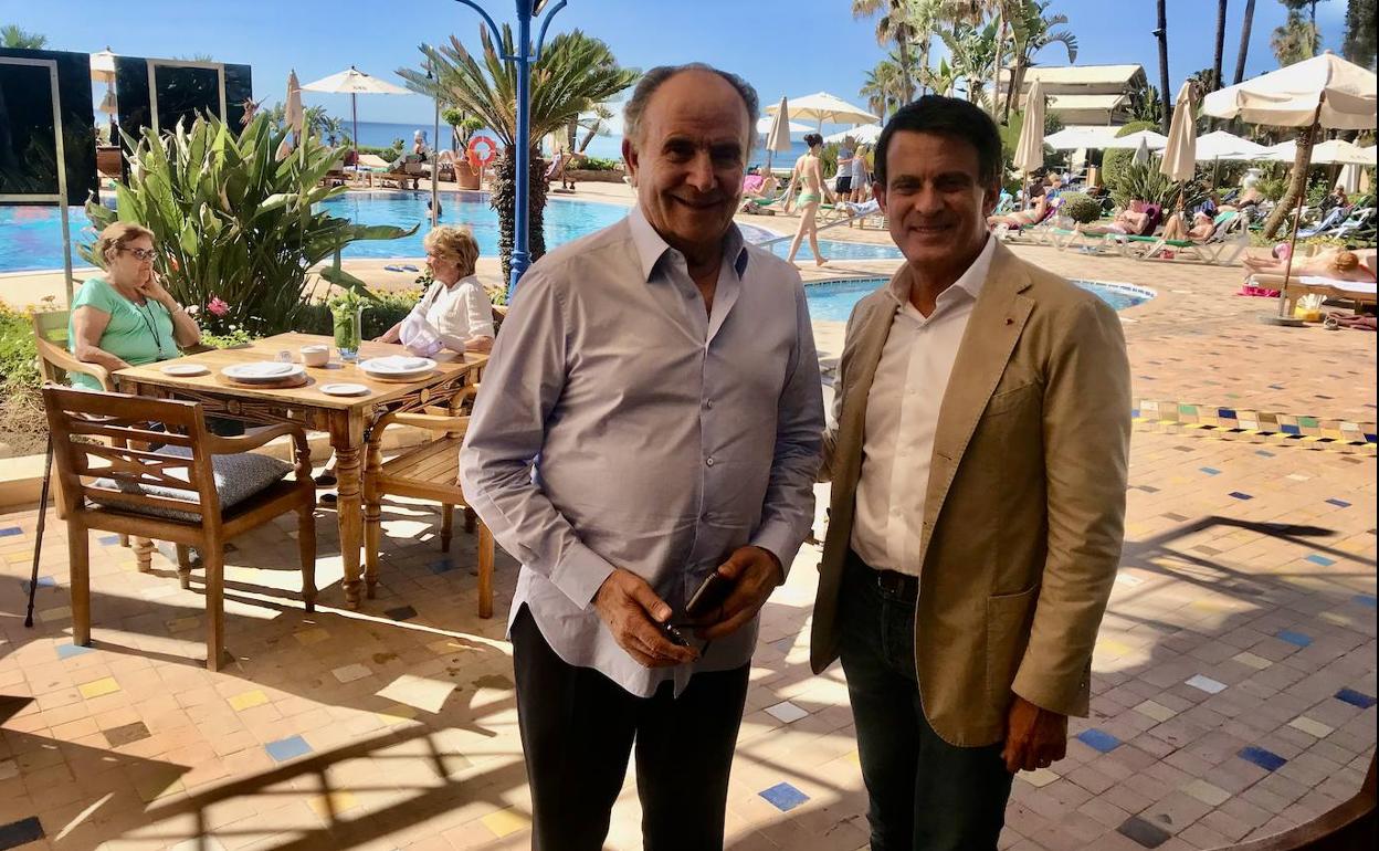 Manuel Valls, derecha, con Miguel Sánchez en los jardines de la piscina del hotel Amaragua en La Carihuela el pasado viernes. 