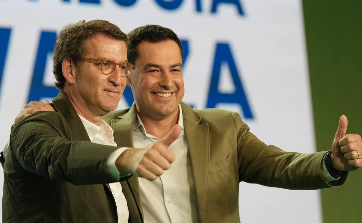 Feijóo y Moreno saludan a los asistentes al mitin.