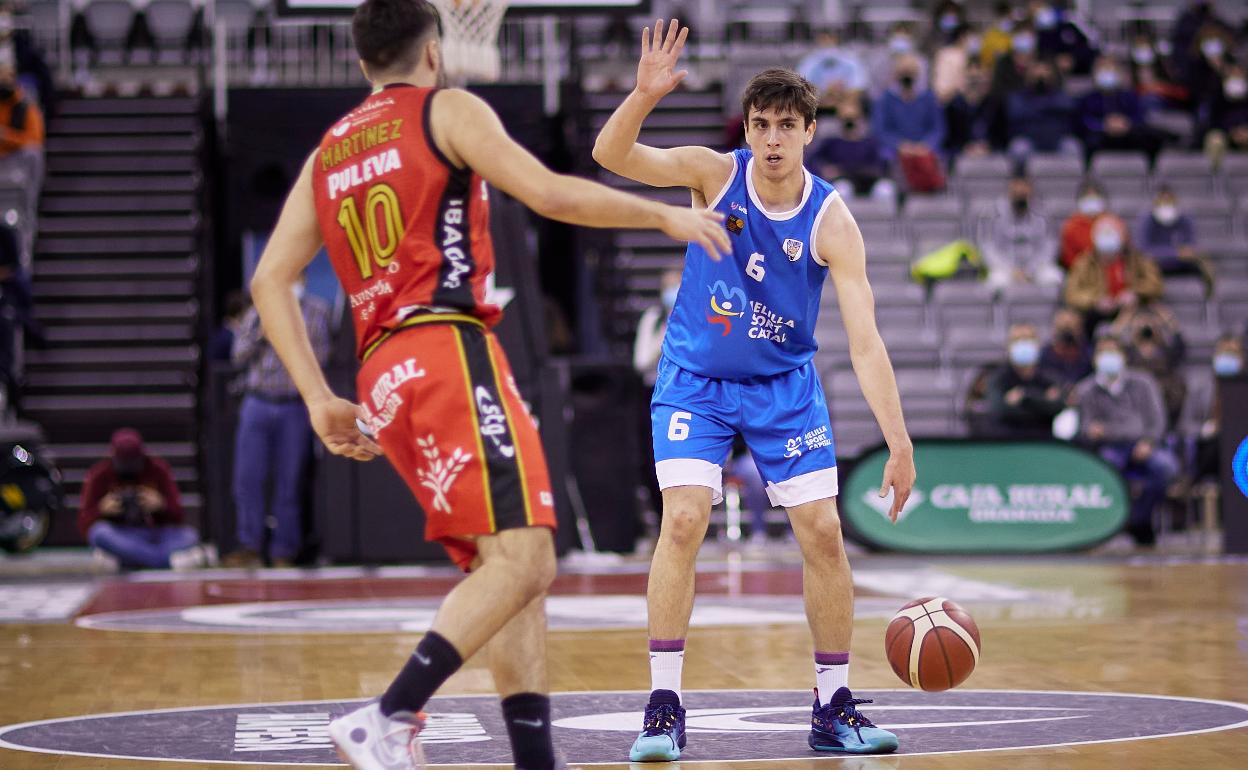 Pablo Sánchez dirige la posesión de su equipo en un duelo contra el Granada, recién ascendido a la Liga ACB. 