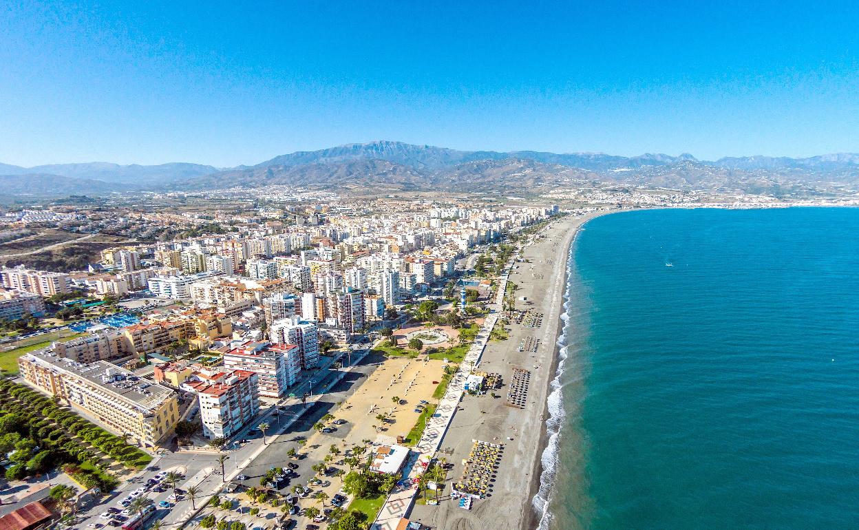 Imagen áerea del casco urbano de Torre del Mar. 