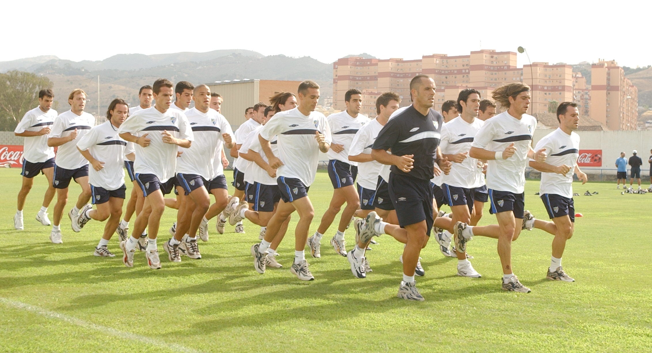 El pasado malaguista del preparador físico Marcos Álvarez, en fotos. El técnico que pretende traer de vuelta el club blanquiazul para sumarse al equipo de trabajo de Guede es un viejo conocido en La Rosaleda y dejó huella en su primera etapa en el Málaga junto a Juande Ramos y Muñiz en la temporada 03-04.