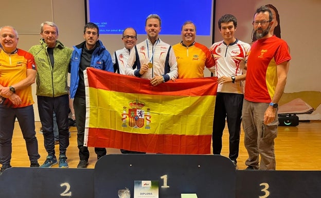 Aguilar (en el centro con su medalla), con la delegación española. 