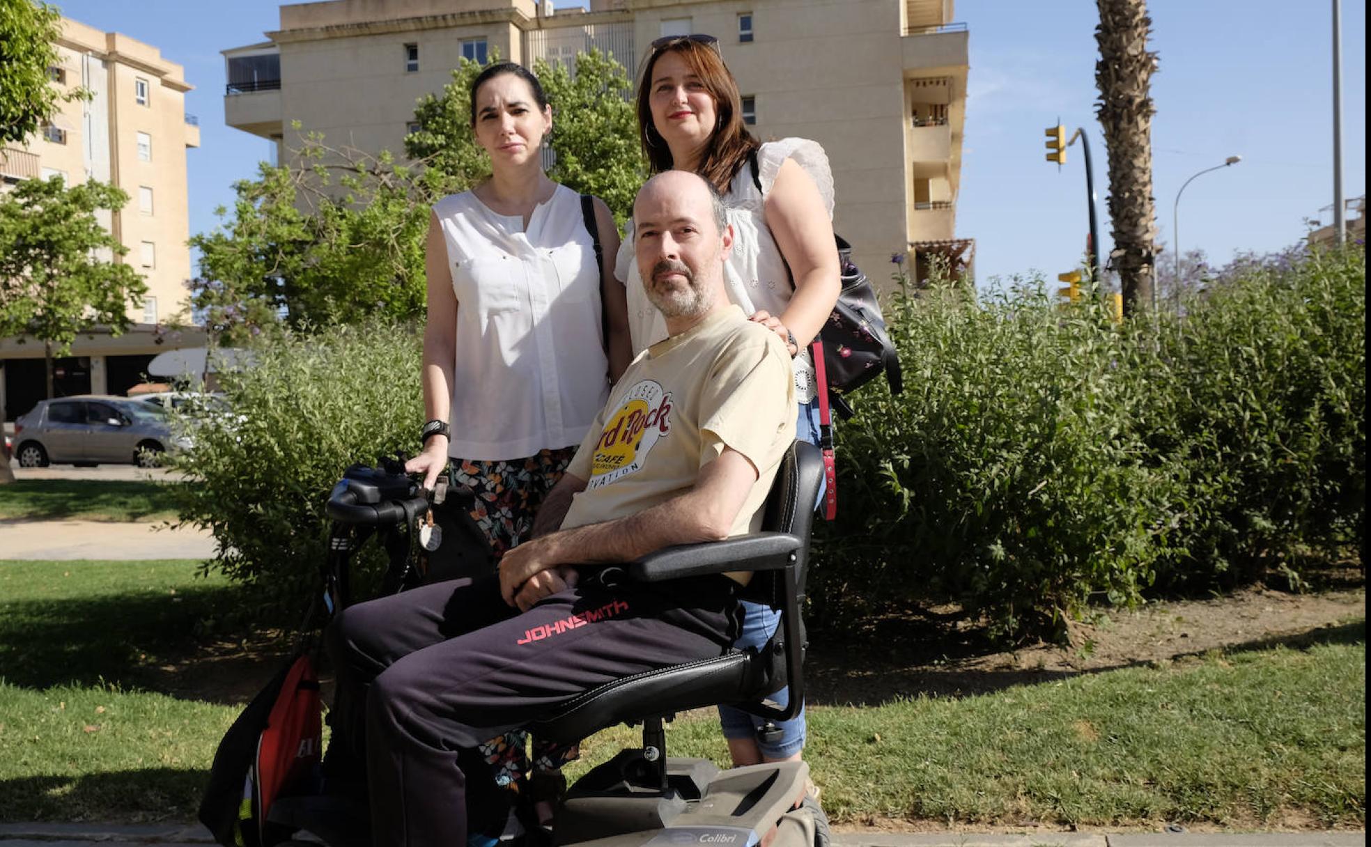 Afectados. De izquierda a derecha, Sonia Herreros, Paqui Vergara y David Vila. 