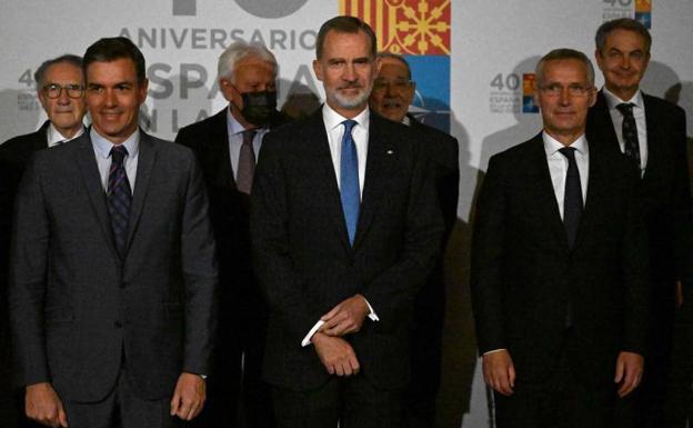 Felipe VI junto a Pedro Sánchez y Jens Stoltenberg.