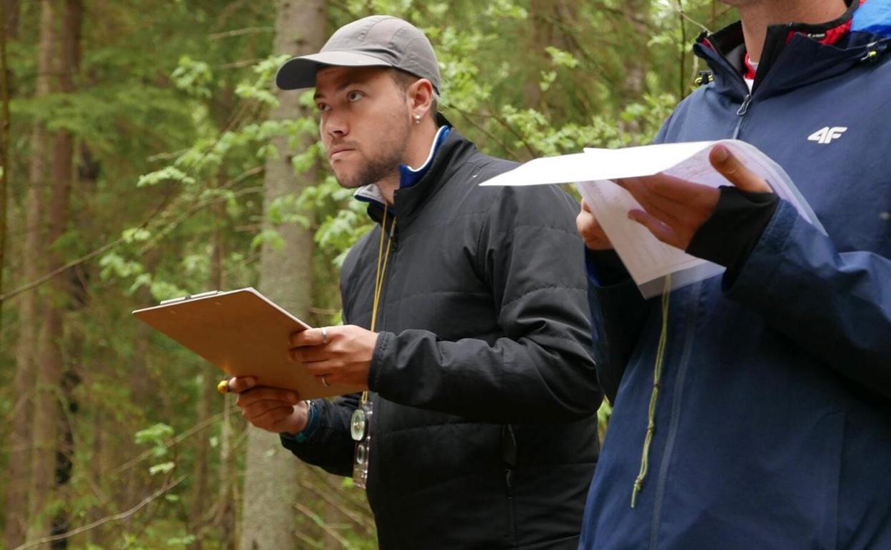 Alejandro Aguilar, mapa en mano, buscando puntos en el trazado. 