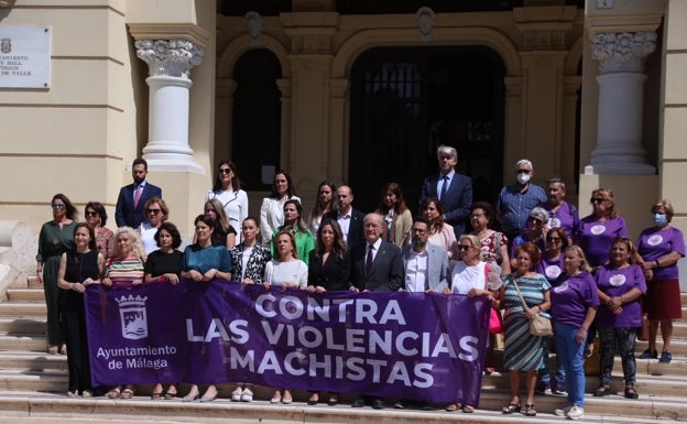 La Corporación guardó ayer un minuto de silencio en la escalinata principal del Ayuntamiento.