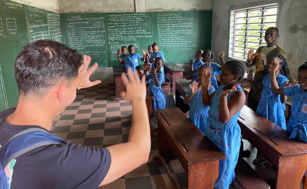 Visita del profesor Sergio Ramírez al colegio de Benín en África.