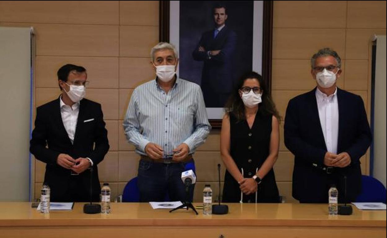 Los alcaldes junto a Julio Carmona, presidente de la comisión, y Esther Rodríguez, secretaria.