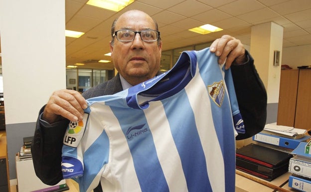 Serrano Carvajal, en 2011 con una camiseta del Málaga de aquel año. 