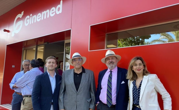 Imagen principal - En la primera imagen, Alejandro Garrido, Miguel de la Rosa, Luis Chacón y María José Sánchez Gadeo, en la puerta de la clínica de Ginemed en Málaga. En la segunda, Luis Alonso, Luis Cruza, Manuel Ruiz y Ana Giménez. En la última, Mikel Ballesteiro, Antonio Pérez y María Antonia Garrido. 