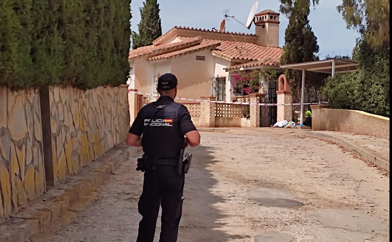 Imagen de la vivienda en la que tuvieron lugar los hechos en Benajarafe. 