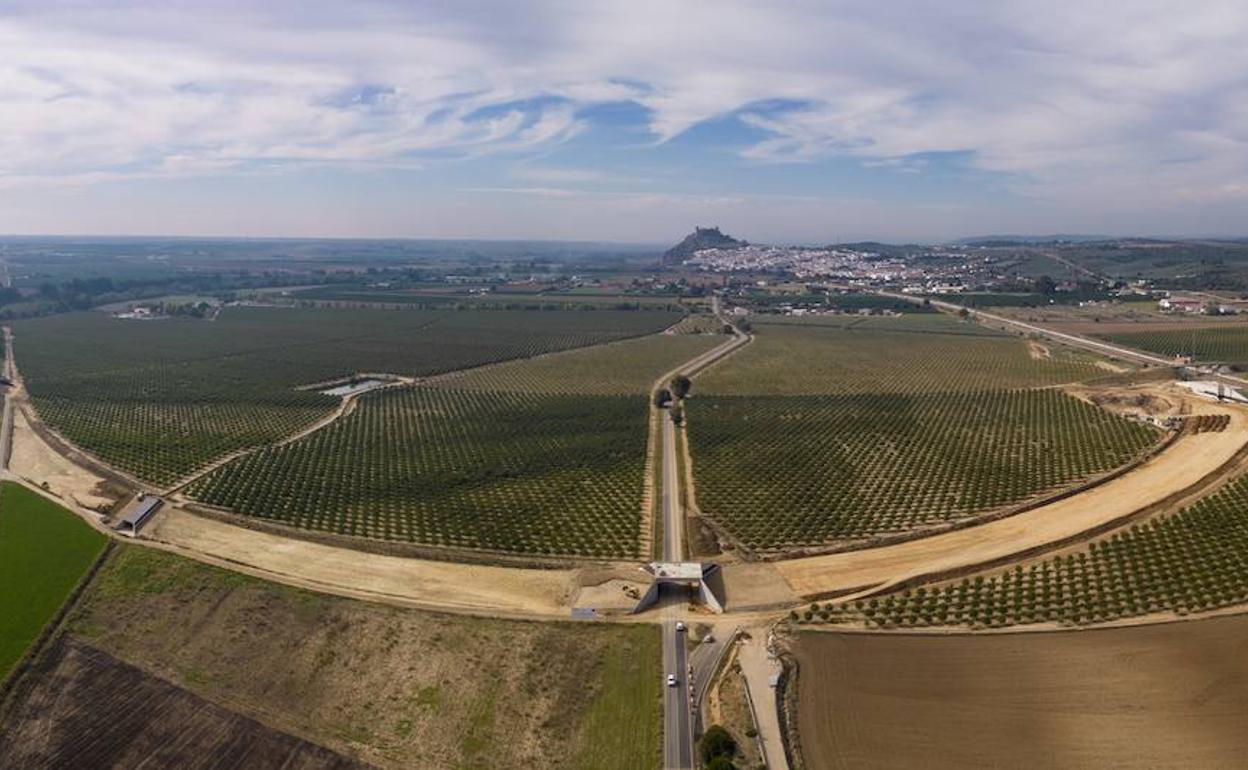 Estado de las obras del baipás del AVE en Almodóvar del Río. 