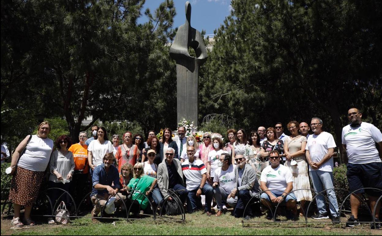 Participantes en la ofrenda floral a los donantes. 