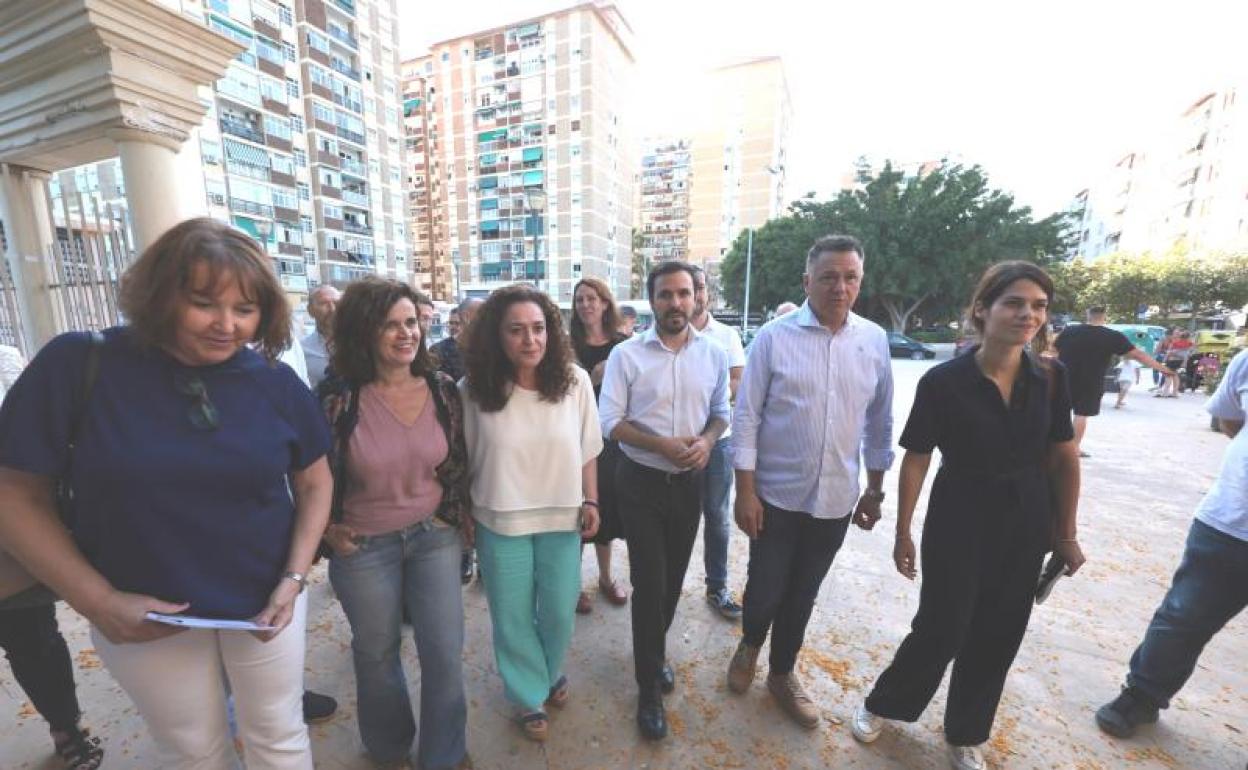 Alberto Garzón junto a Inmaculada Nieto, Esperanza Gómez, Juan Antonio Delgado e Isa Serra.