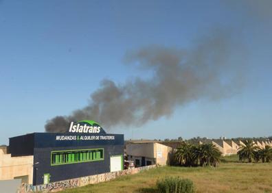 Imagen secundaria 1 - Incendio Málaga: Un incendio afecta a una nave de patinetes ubicada en el polígono Azucarera