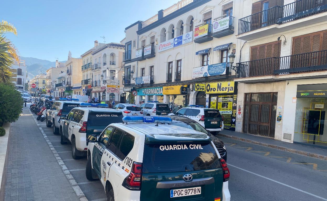 Vehículos de la Guardia Civil, este miércoles en la céntrica plaza de La Ermita de Nerja. 