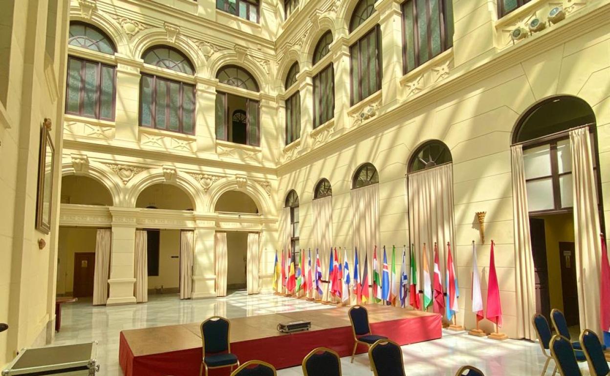 La columnata, que desaparece en el lateral derecho (la zona norte) recuperará su forma original en el patio de Banderas.