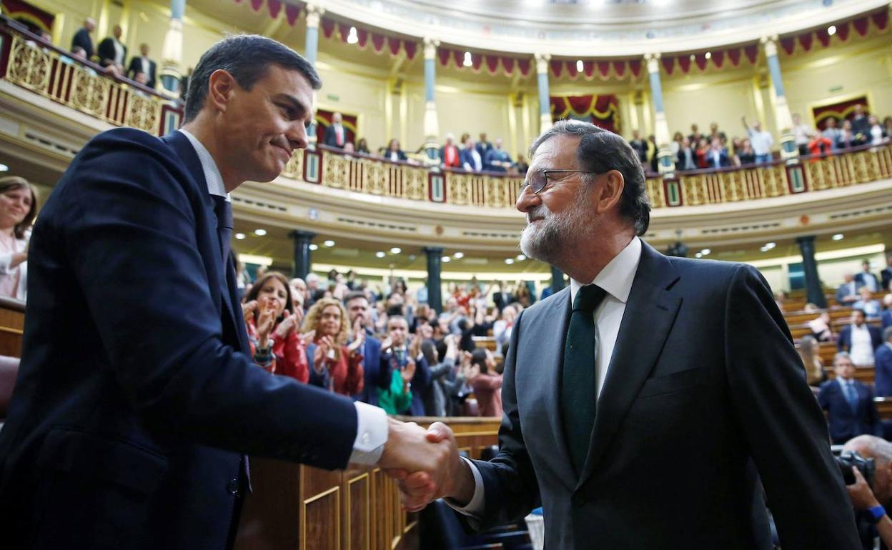 Mariano Rajoy felicita a Pedro Sánchez tras el éxito de la moción de censura.