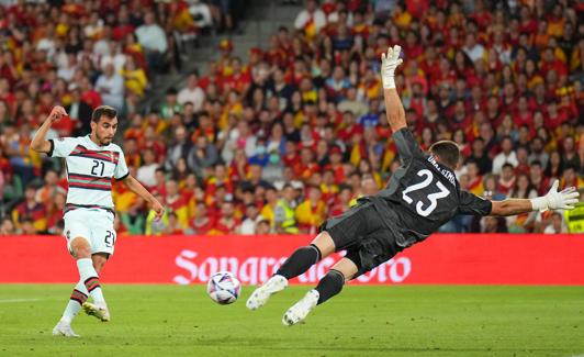 Momento en el que Horta consigue marcar gol a España ante el portero Unai Simón.