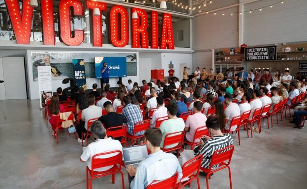 Más de cien asistentes en la sala de la fábrica de Cervezas Victoria. 