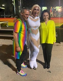 Imagen secundaria 2 - La pregonera del Pride, María Peláez, posa junto a la alcaldesa de Torremolinos, Margarita del Cid; Camela, junto a Luis Rollán y a Kelly Roller