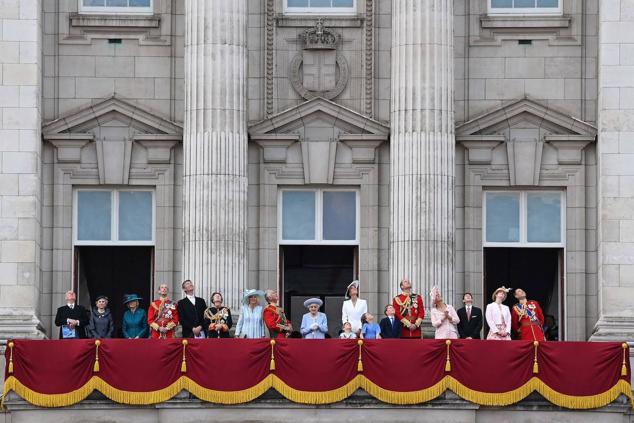 2 de junio | La familia real en el balcón del palacio.