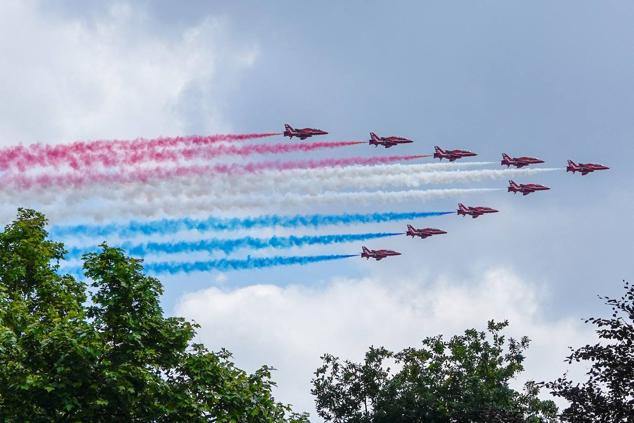 2 de junio | Aviones de la patrulla acrobática de la Royal Air Force dejan la estela con los colores de la bandera británica.