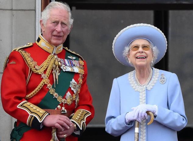 2 de junio | El príncipe Carlos y la reina, observan el vuelo de los aviones.