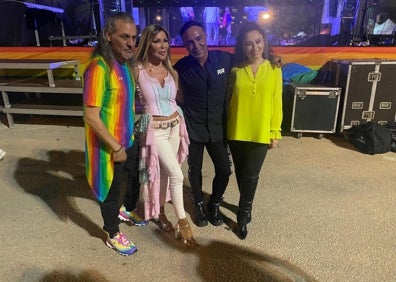 Imagen secundaria 1 - La pregonera del Pride, María Peláez, posa junto a la alcaldesa de Torremolinos, Margarita del Cid; Camela, junto a Luis Rollán y a Kelly Roller