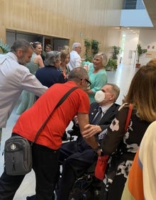 Imagen secundaria 2 - En la primera imagen, familiares de José Miguel Fernández Pelegrina, entre ellos algunos primos y su hermana. En la segunda, amigos y familiares del homenajeado, a las puertas del auditorio de la Diputación. En la última, amigos saludando cariñosamente a Fernández Pelegrina antes de entrar al acto. 