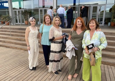 Imagen secundaria 1 - En la primera imagen, el alcalde de Málaga se refiere a Fernández Pelegrina en su discurso. En la segunda, Gloria Sotorrío, Leo Bernal, Elvira Tovar, Gloria Sánchez e Inma Bravo, amigas del Colegio Europa. En la última, Rocío Alba, en un momento de su actuación. 