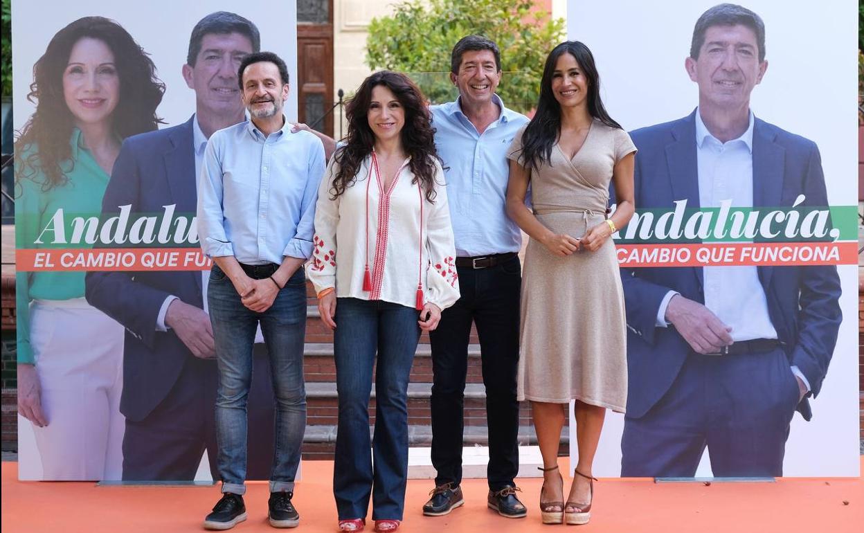 Edmundo Bal, Rocío Ruiz, Juan Marín y Begoña Villacís, con los carteles de la campaña electoral