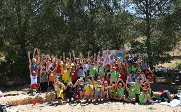 Medio centenar de niños del CEIP Vargas Llosa han conmemorado el Día Mundial del Medio Ambiente de la mano de Hidralia y Diario Sur. 