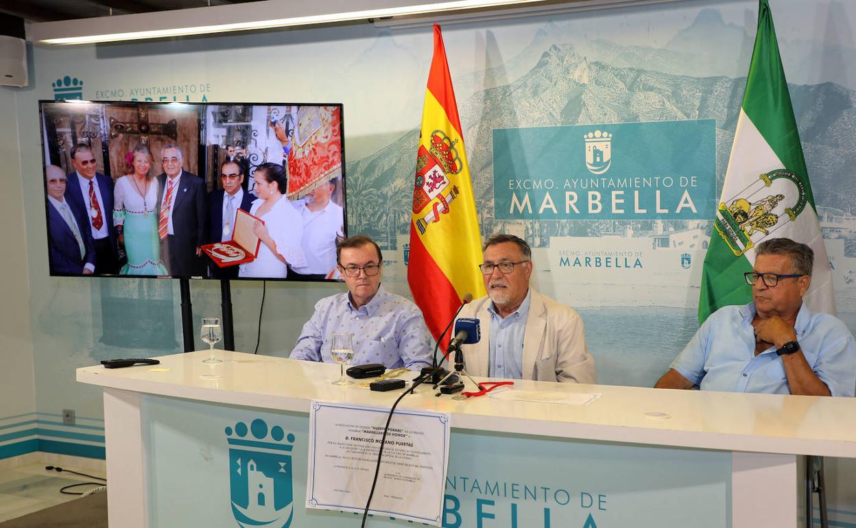 Francisco Moyano, Cronista Oficial de la Ciudad, el director general y coordinador del evento, Baldomero León, y Cristóbal Mesa, presidente de la asociación Huerto Porral. 