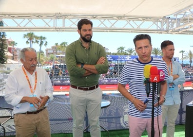 Imagen secundaria 1 - Tres imágenes de la primera jornada de la cita deportiva nacional de balonmano playa en Torrox. 